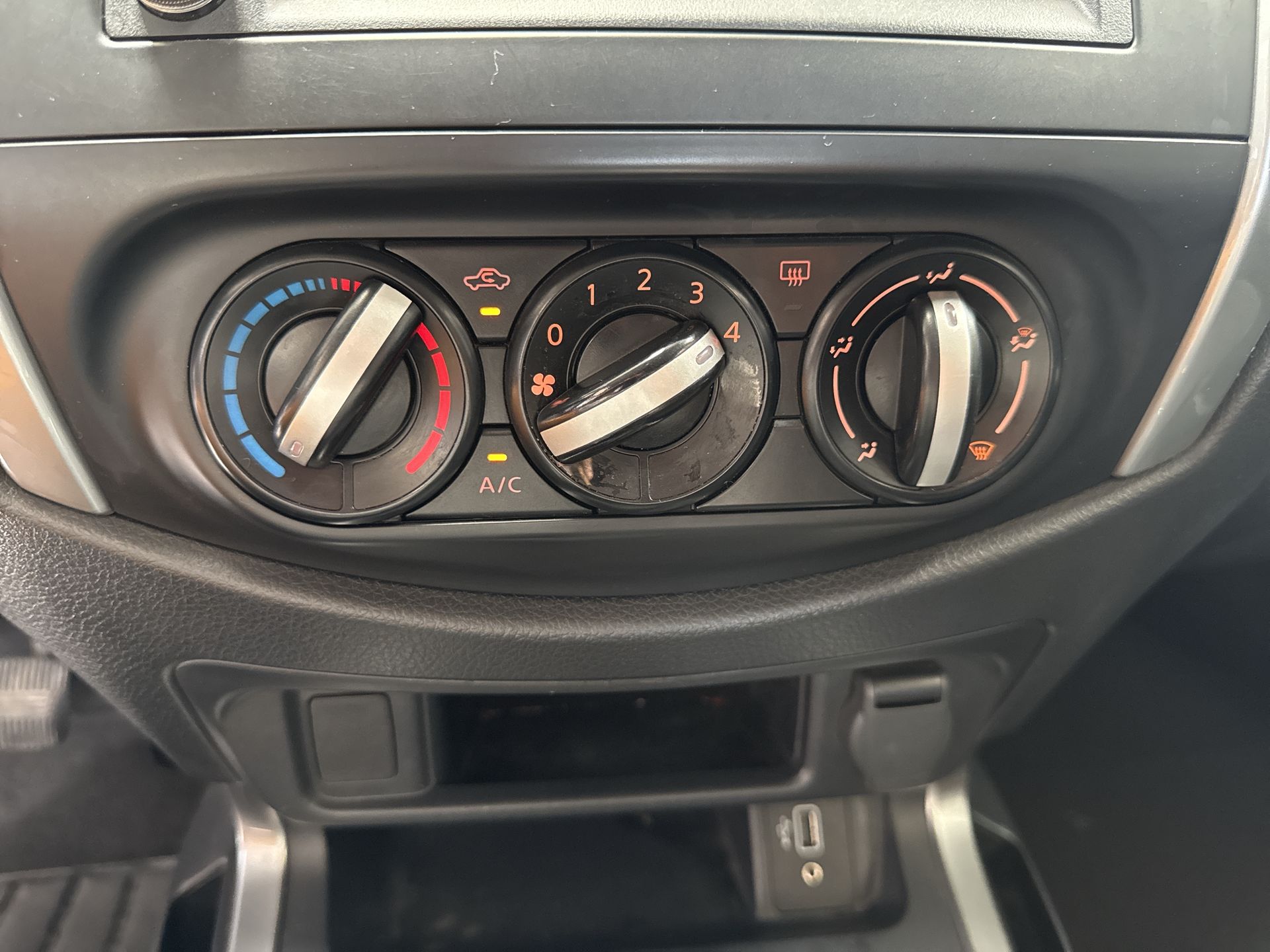 2024 Nissan FRONTIER FRONTIER LE TM 24