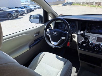 2018 Toyota SIENNA LE