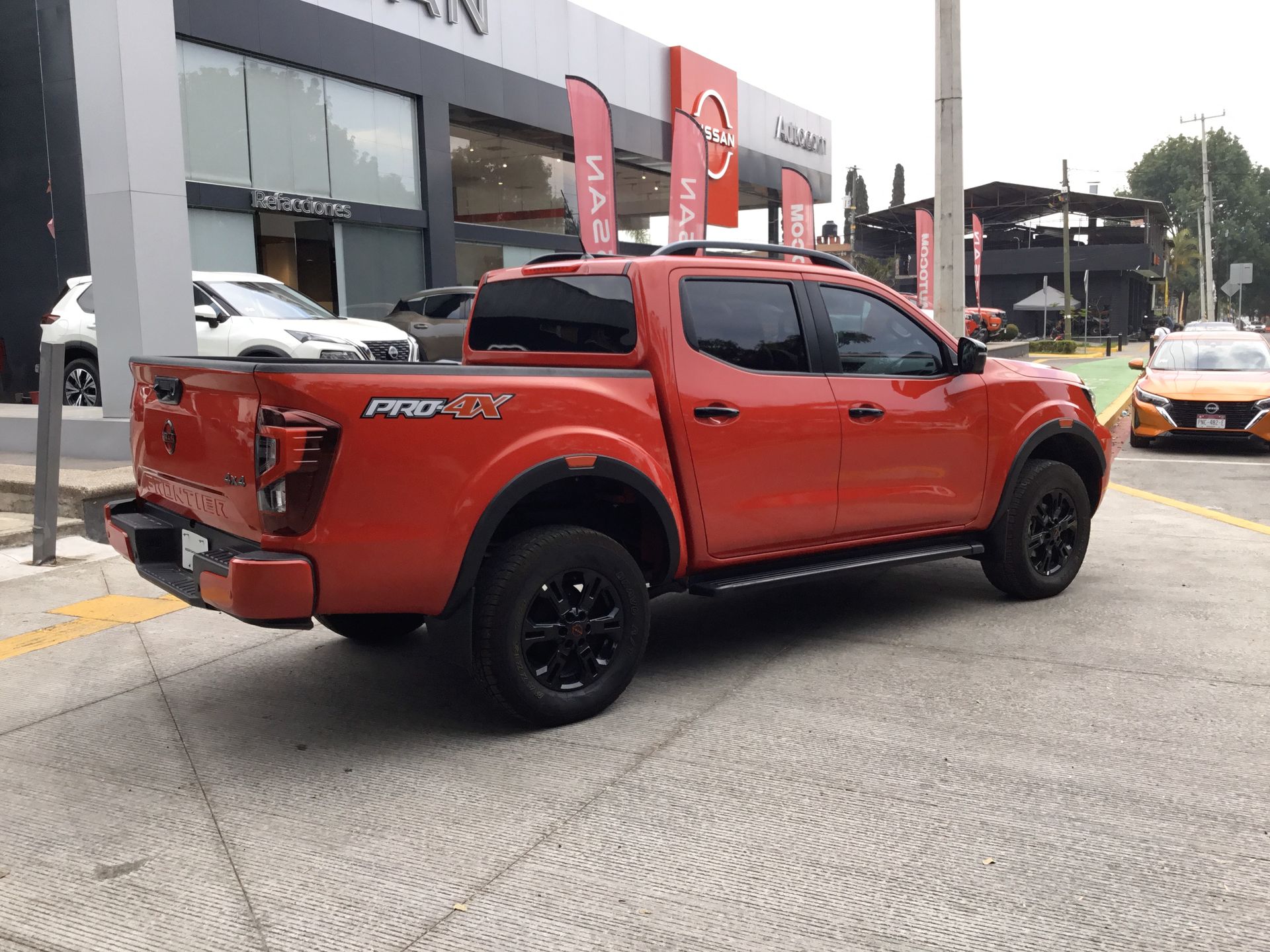 2025 Nissan FRONTIER PRO-4X 4X4 TA 25